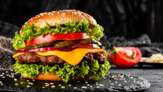 Dos hamburguesas, patatas, bebida y postre para dos